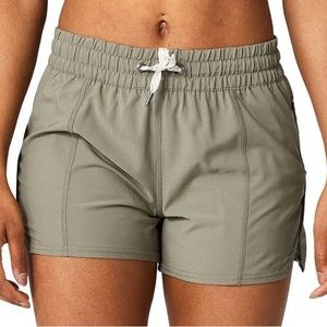 Vuori Clementine 4 inch Original Version olive green size Medium NWT